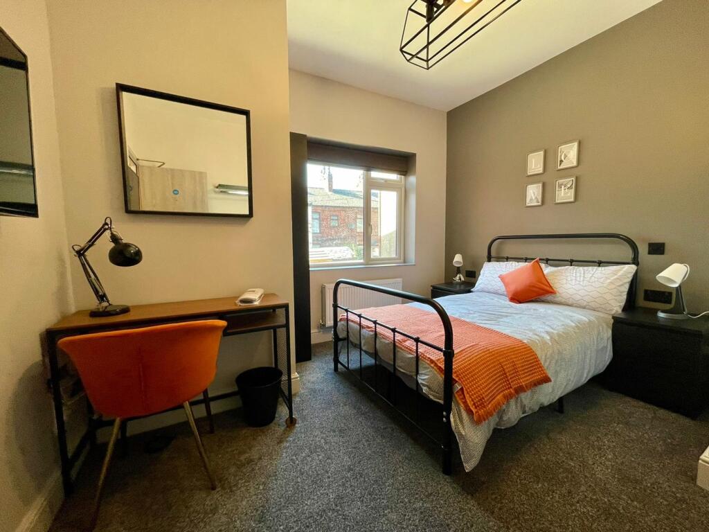 This beautifully designed double bedroom featur...