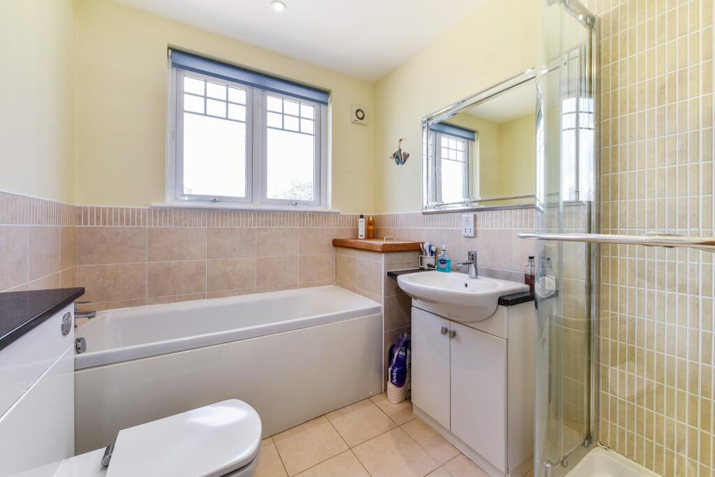 FIRST FLOOR BATHROOM