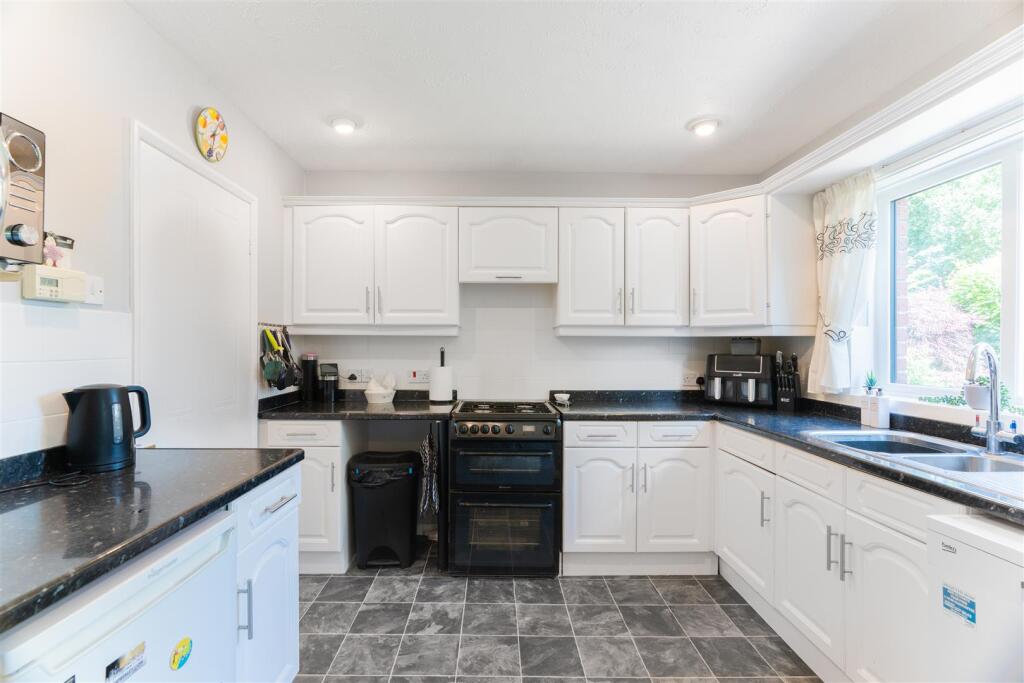 14 Barnside Way-5.jpg