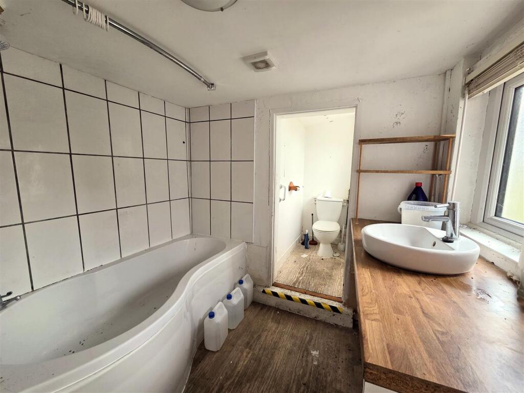 Bradenstoke - Manse Bathroom.jpg