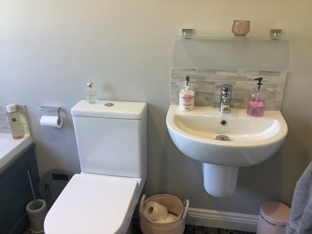 bathroom 2.jpg