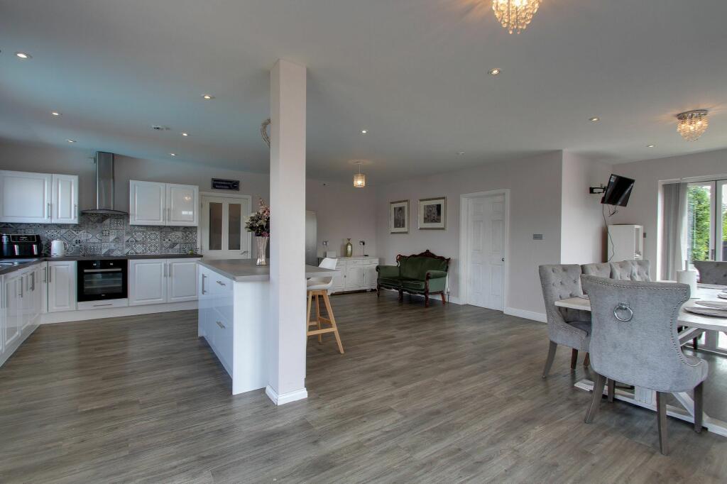 KITCHEN/DINER/FAMILY ROOM