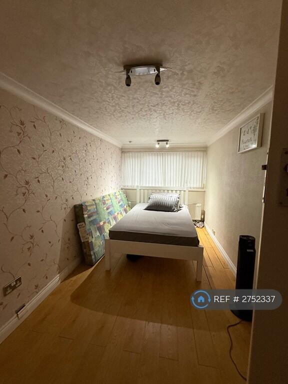 Downstairs En Suite Bedroom
