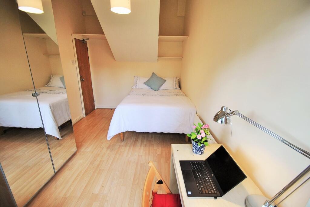 A cozy double bedroom featuring a comfortable b...