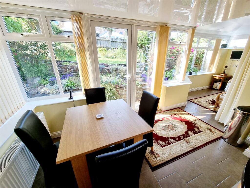 Breakfast Area.jpg