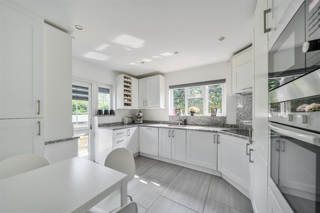 Kitchen/Breakfast Room: