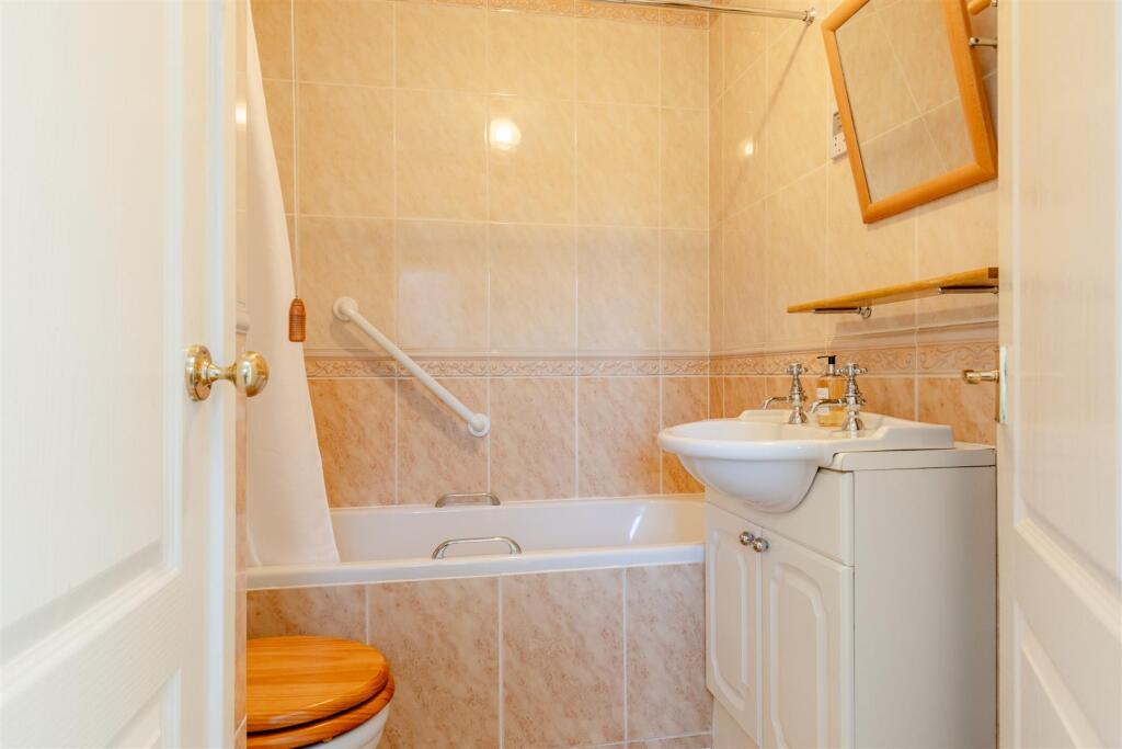 Brean Down Ave, Henleaze Bathroom.jpg