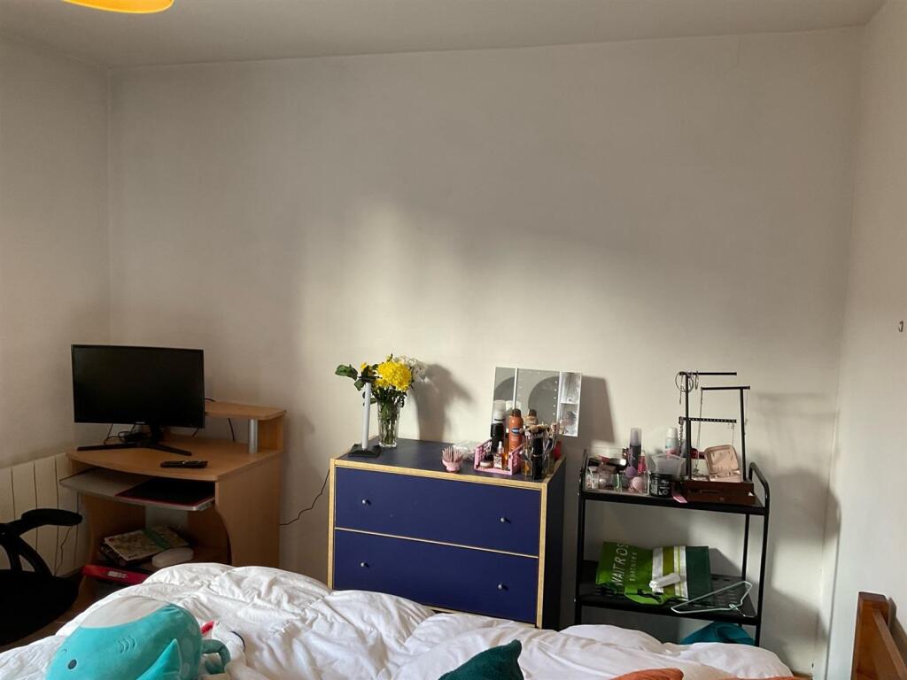 Bedroom 1 (b).jpg