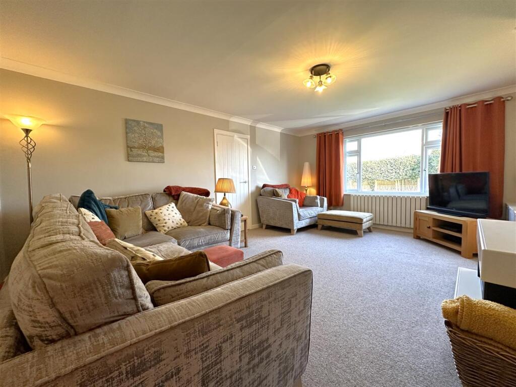 Sizeable Reception Room 376