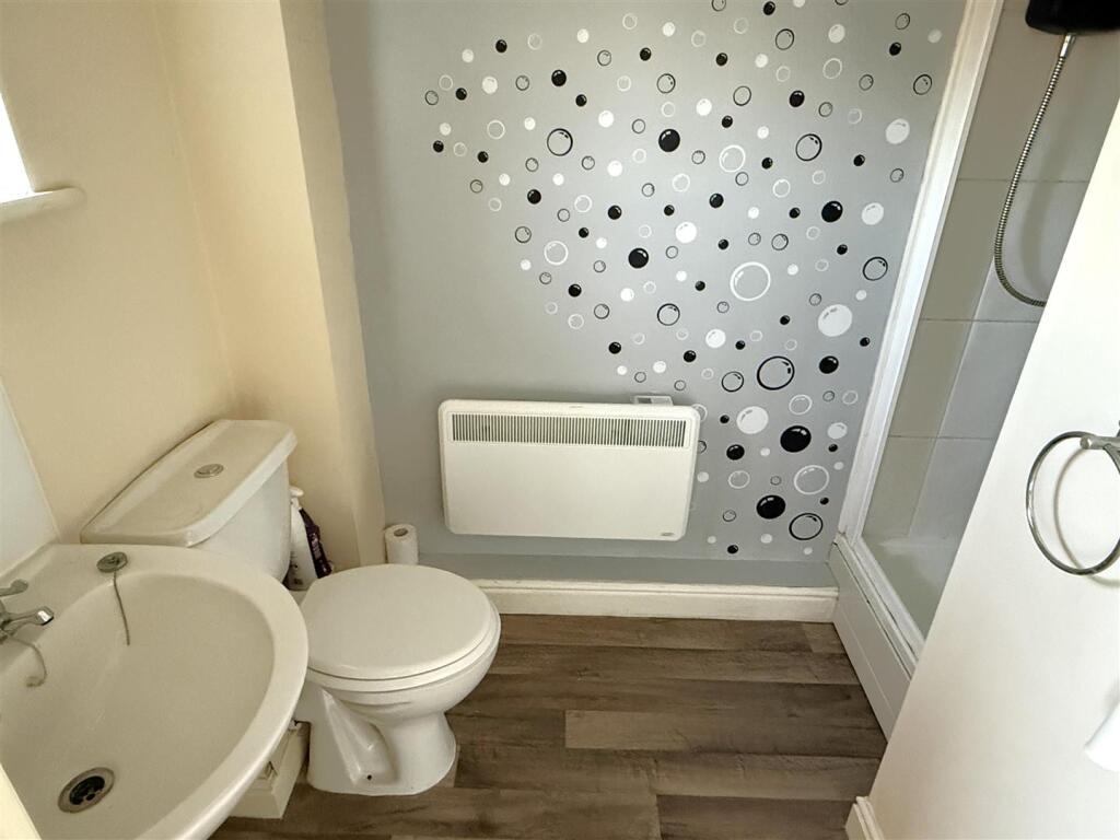 EN-SUITE SHOWER ROOM