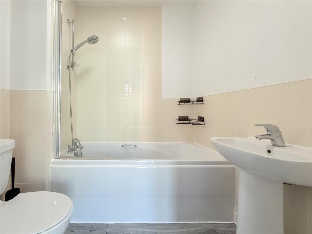 EN SUITE BATHROOM/W.C.