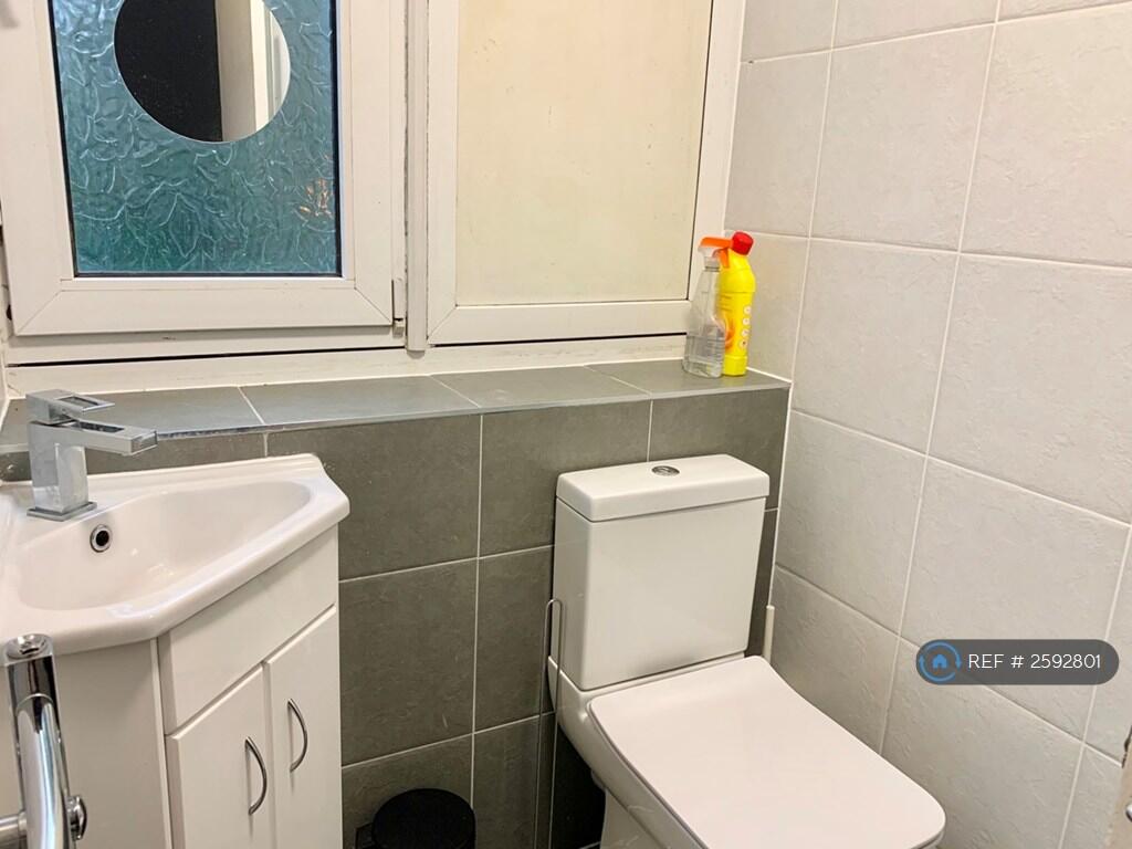 Shower Room 1 Picture 1
