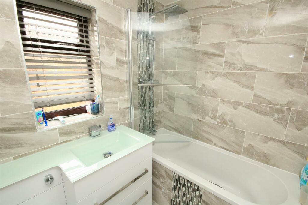 CONTEMPORARY BATHROOM
