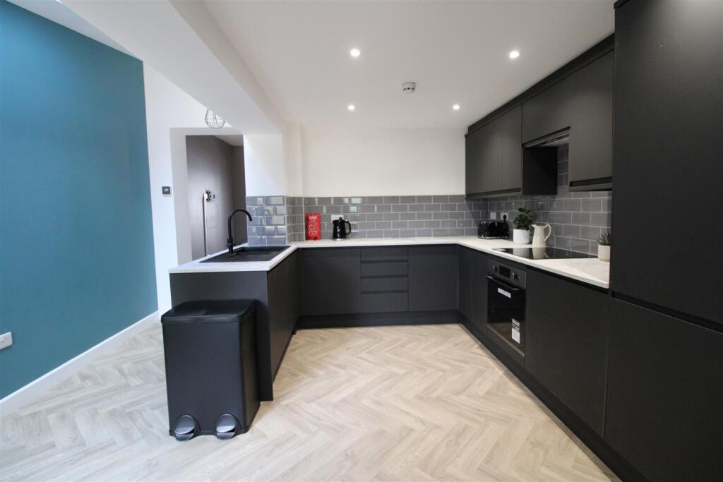 Kitchen 2.jpg
