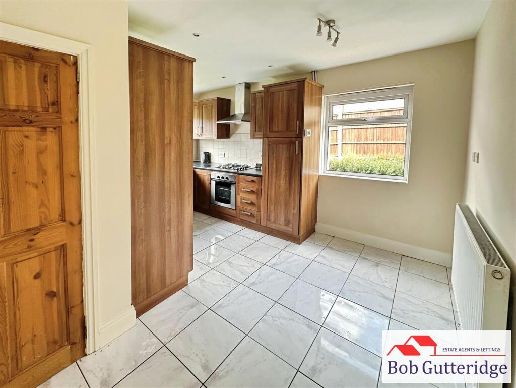 "L" SHAPED FITTED KITCHEN / DINING ROOM