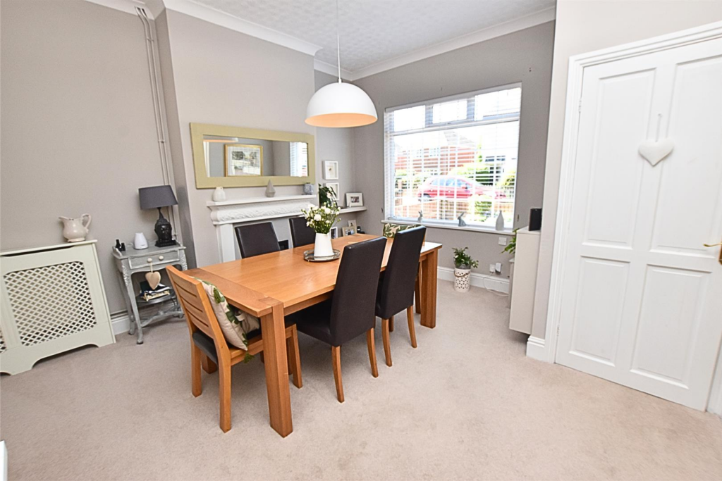 LOUNGE DINING ROOM