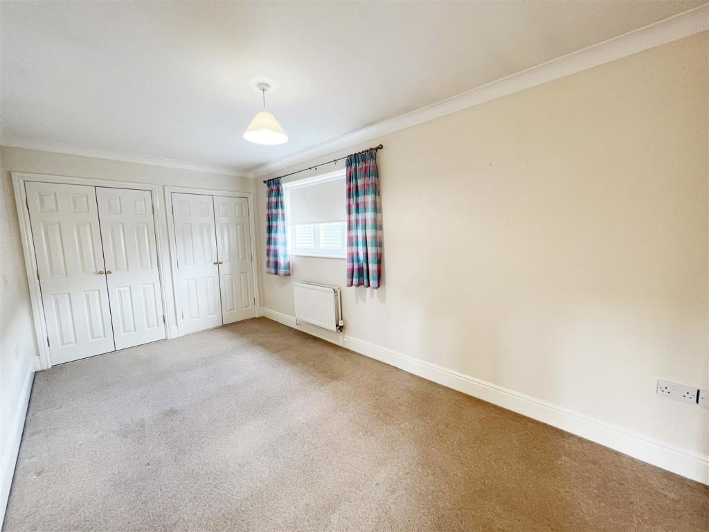 Bedroom 1 pic 3.jpg