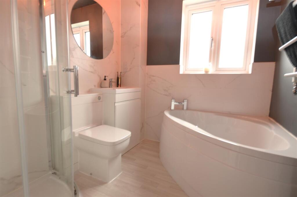 'jack n jill' family bathroom