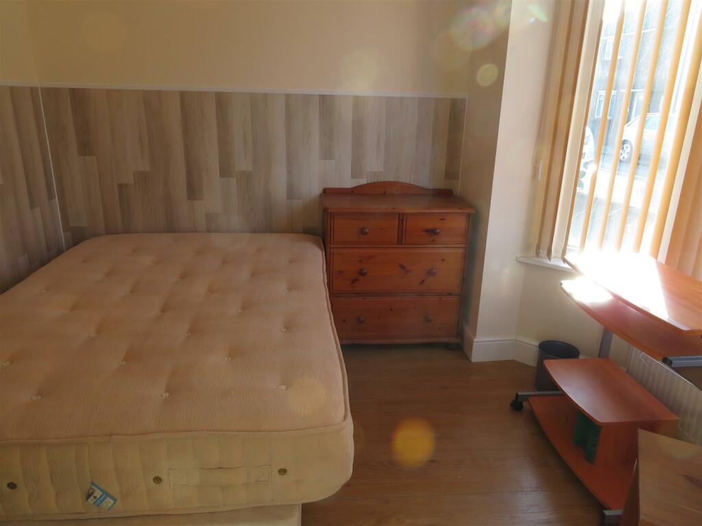 5 Renny Bed1.JPG