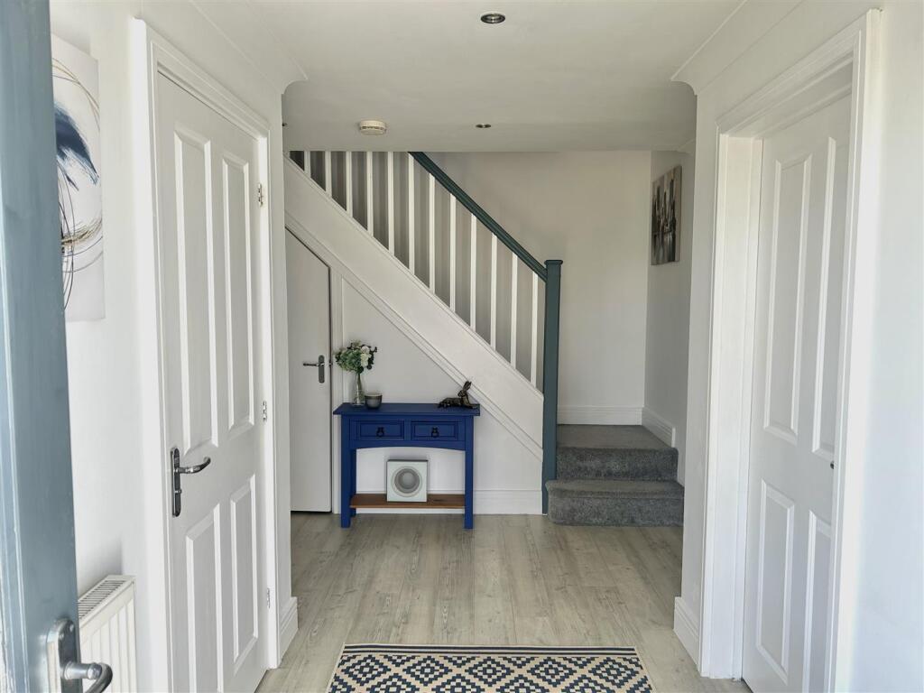 005 Entrance hall 1.jpg