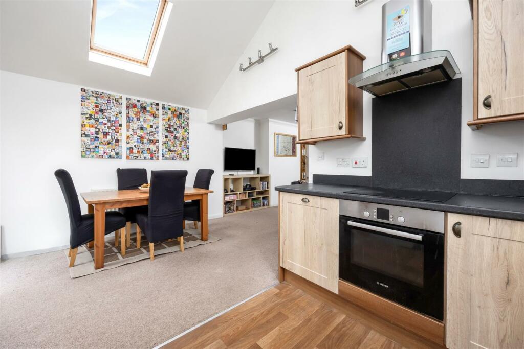 Lynchets Crescent DINING AREA.jpeg