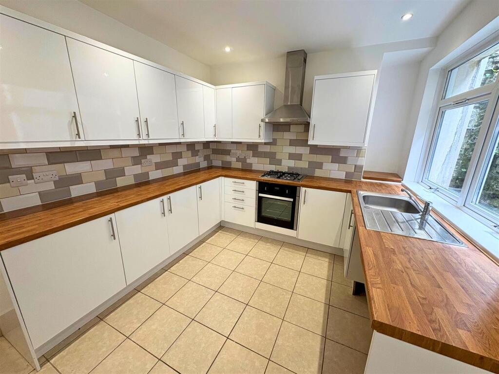 Kitchen c (edit).jpg