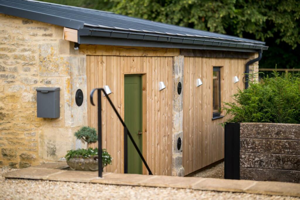 2 - The Stables - GL7 5DY - Web.jpg