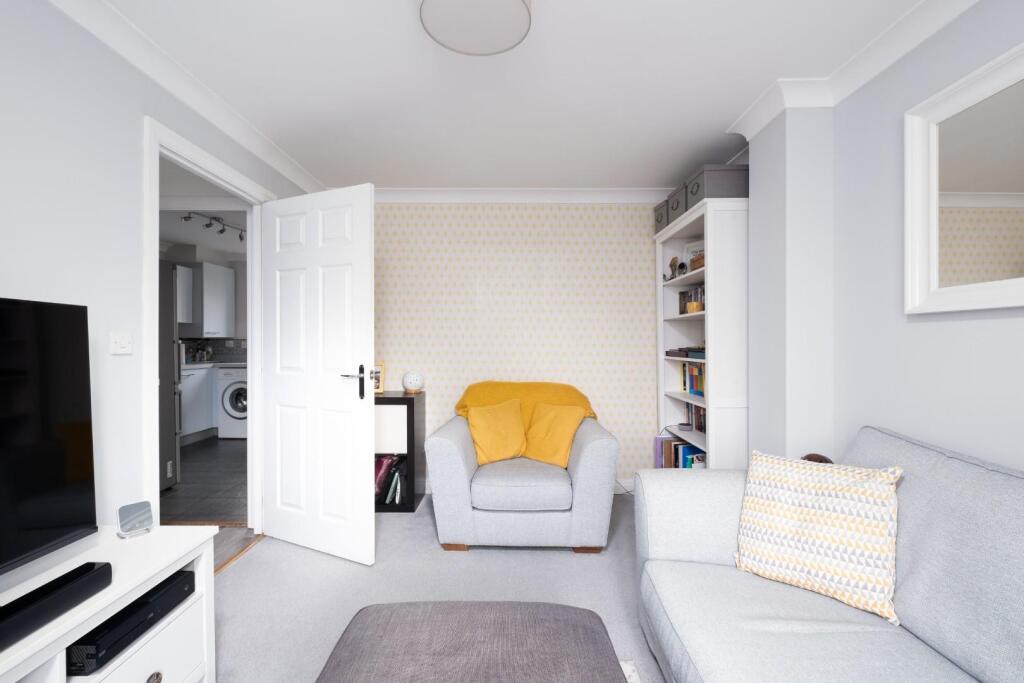 6 TRUBSHAW CLOSE--6.jpg