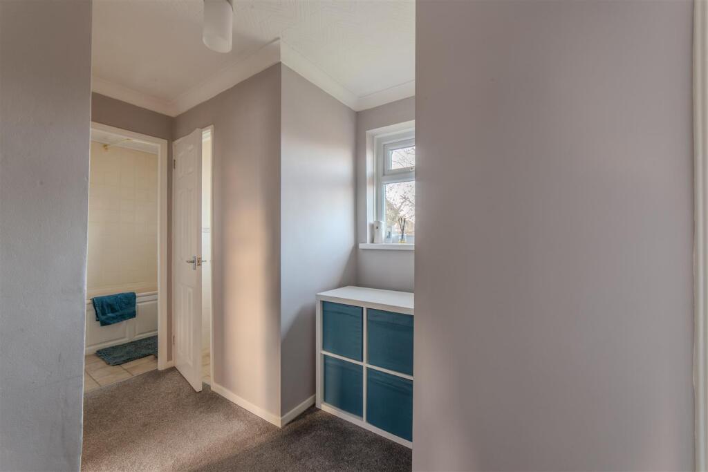 27 Keats Close-5.jpg