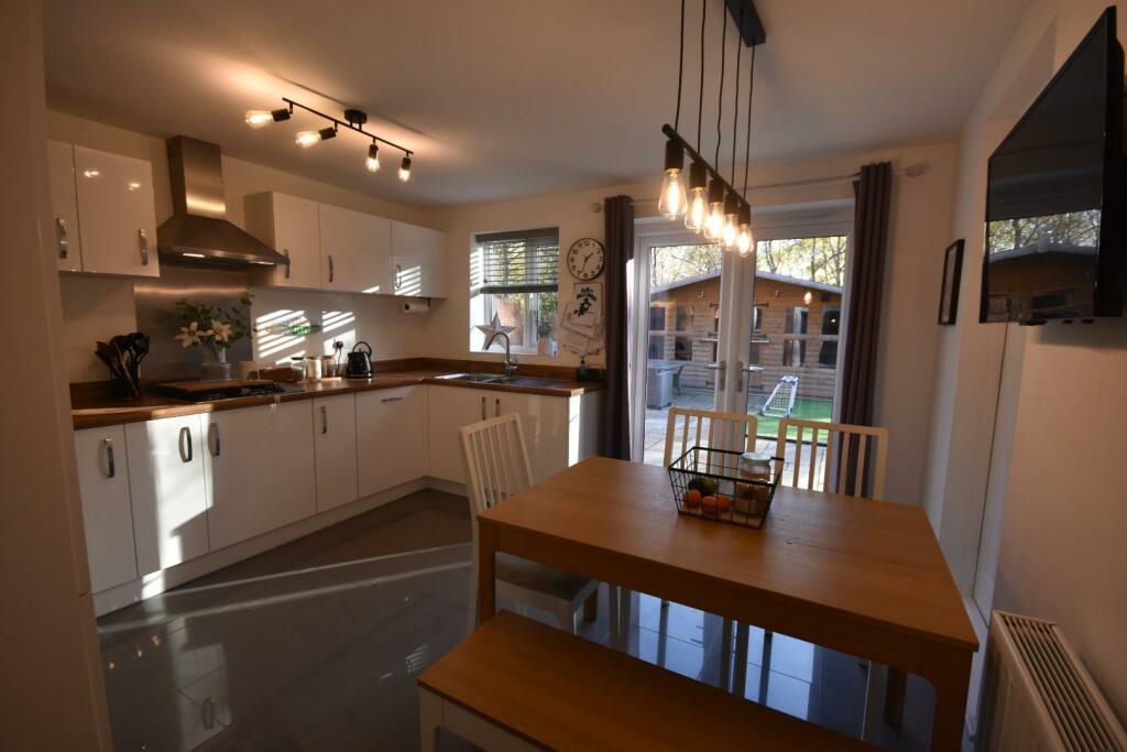 KITCHEN/DINING