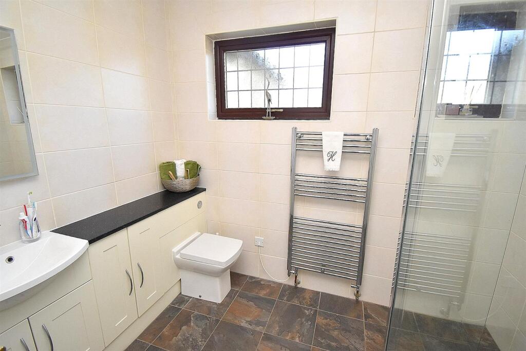 GROUND FLOOR SHOWER ROOM.JPG