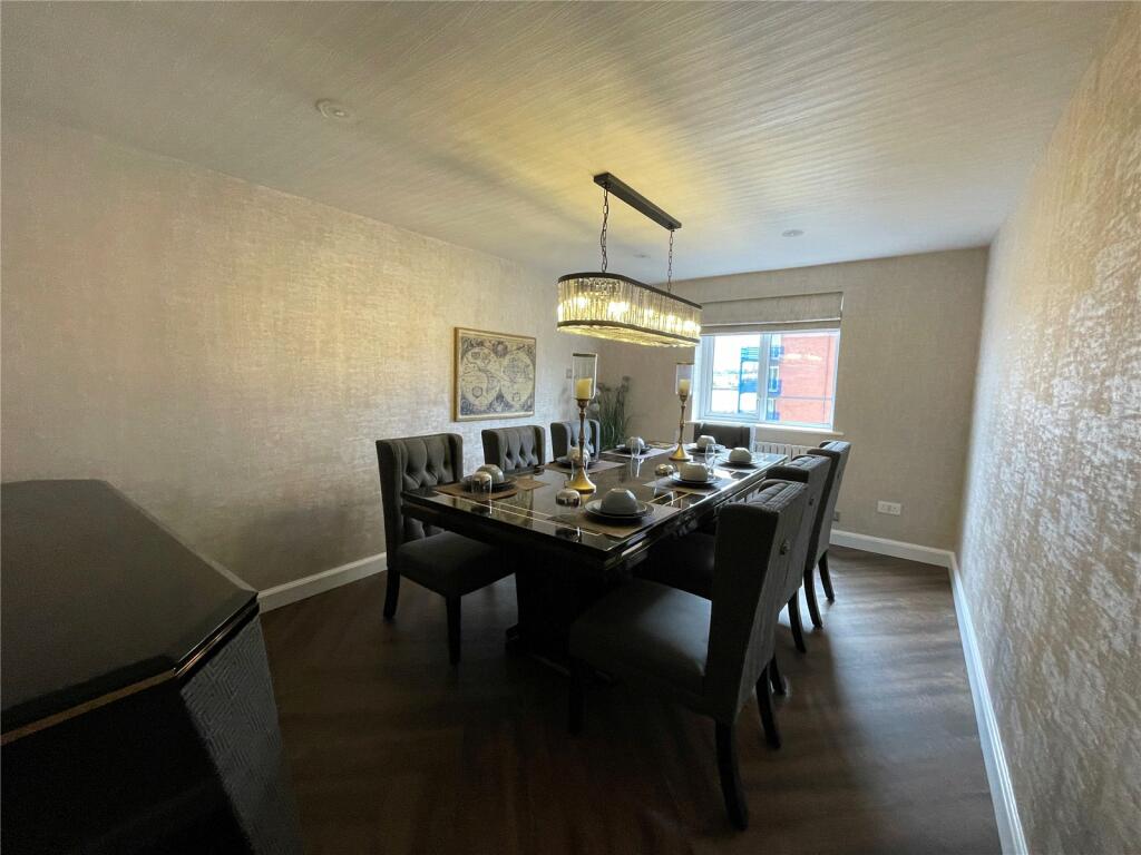 Bedroom / Dining Roo