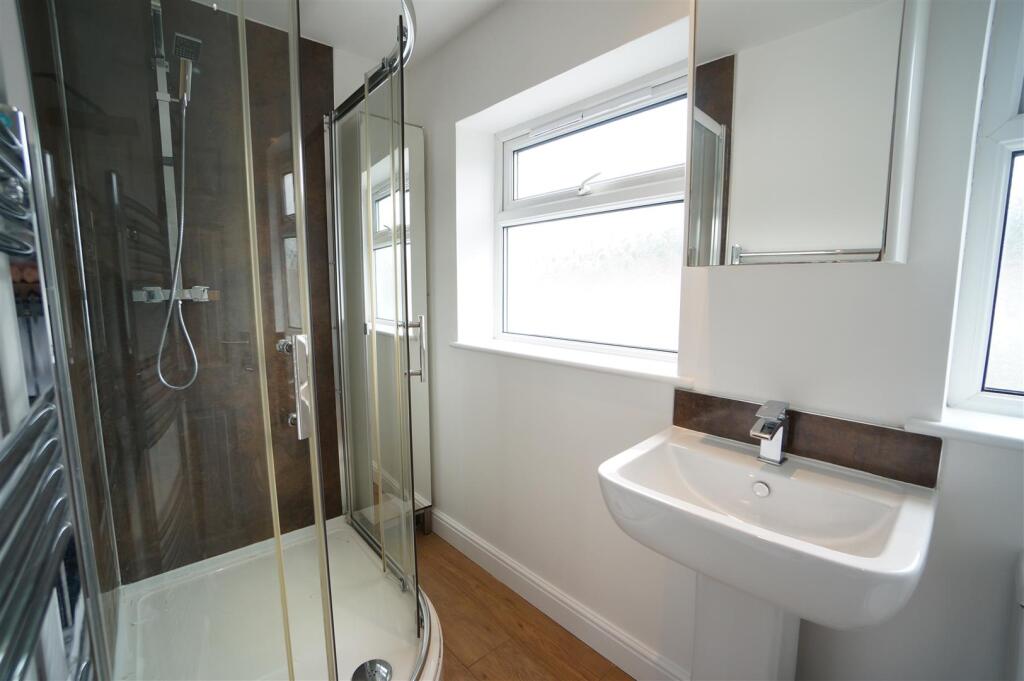 8DeiniolRd_Bathroom2.1.JPG