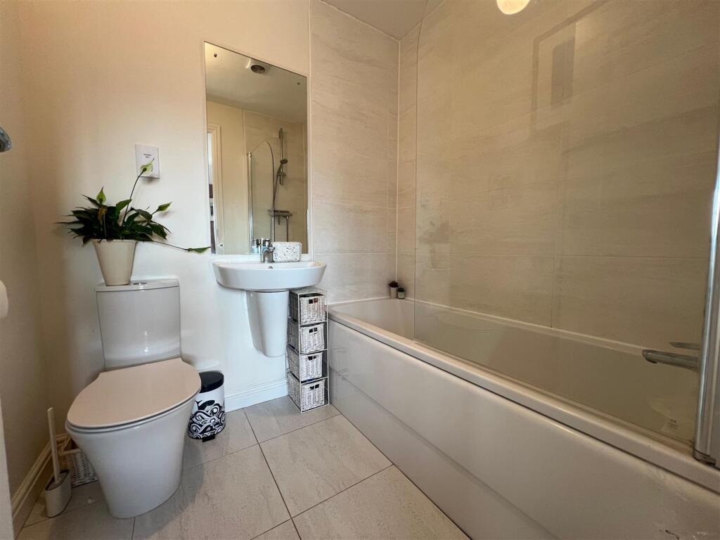 main bathroom 1.jpeg