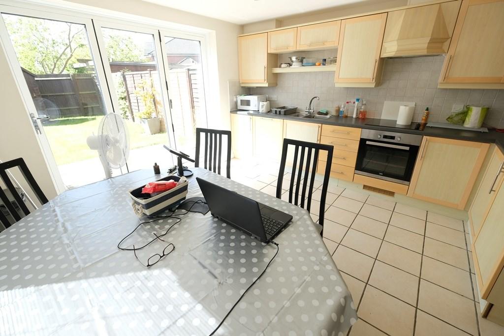 KITCHEN/BREAKFAST 