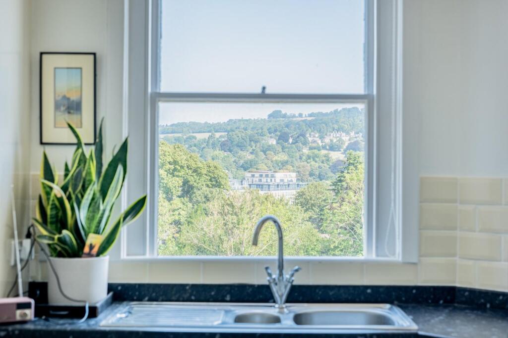 Flat 4 78 Lower Oldfield Park BA2 3HP-10.jpg