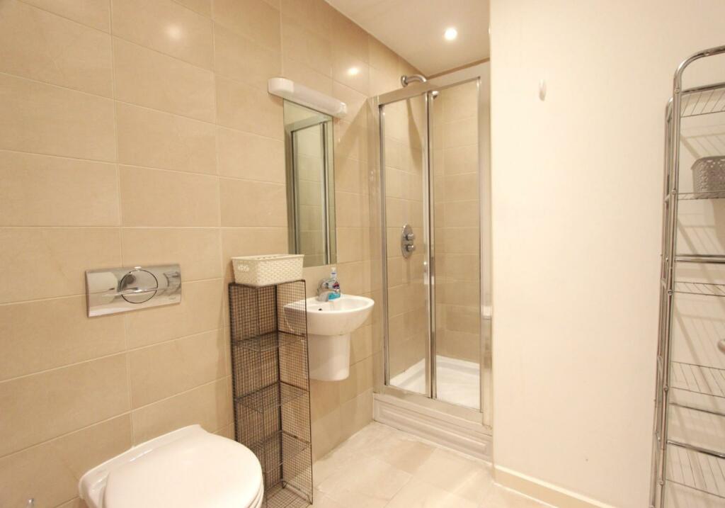 8. Ensuite.JPG
