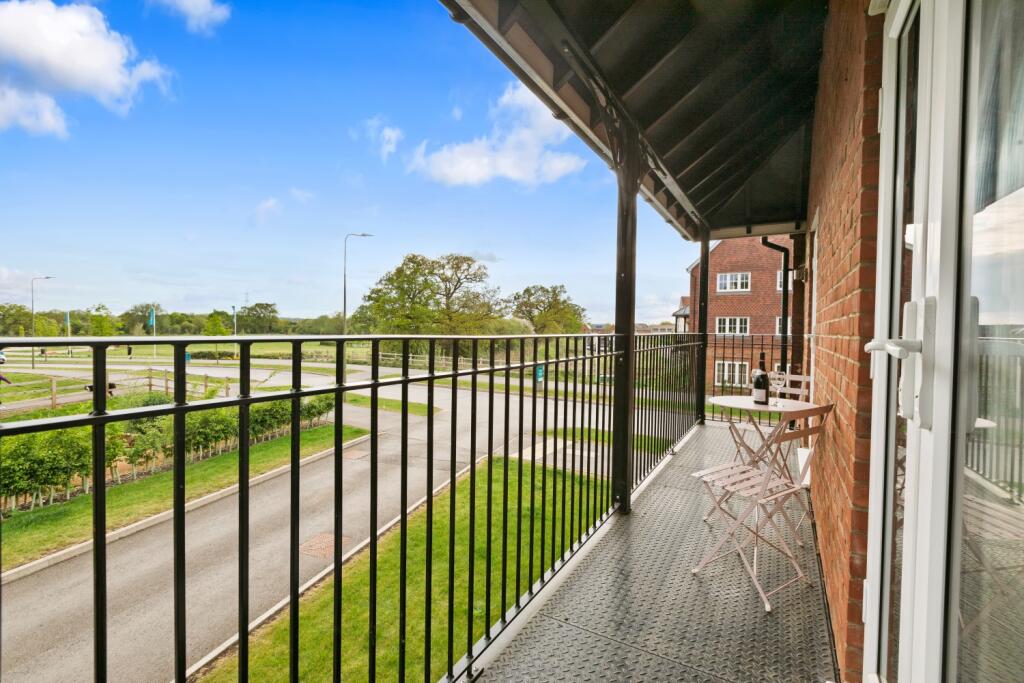 78 frank balcony off lounge