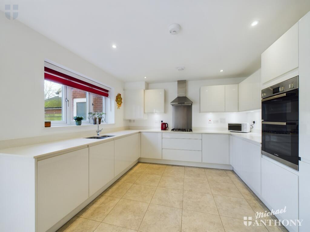 CAM03218G0-PR0464-STILL018