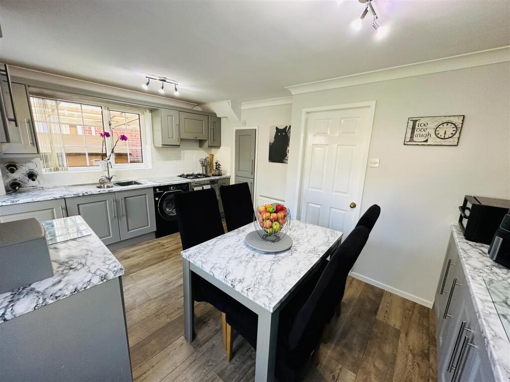 Kitchen 2.jpg