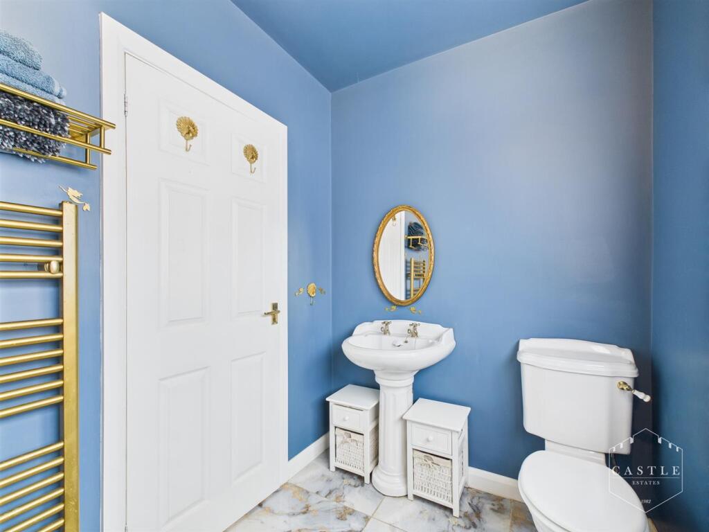 ENSUITE BATHROOM