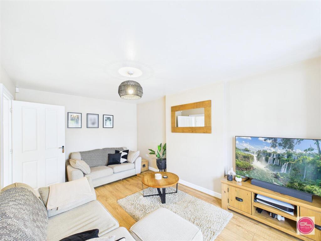 Cobblestone Drive, Newhall (12).jpg