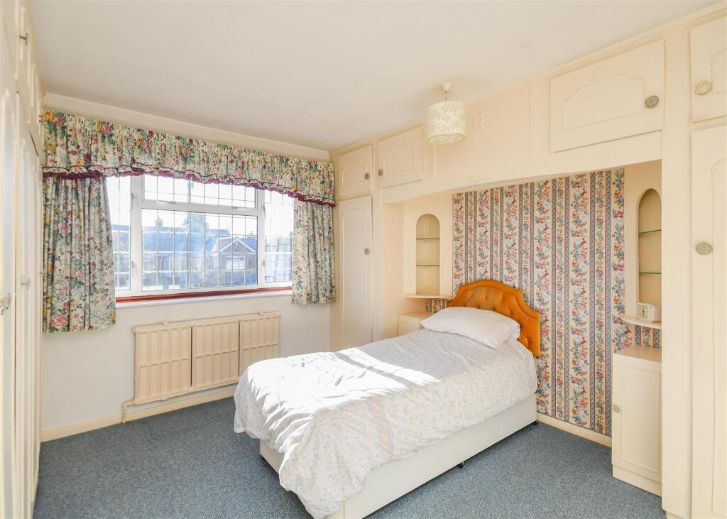 10 Farm Road - Bedroom 1.jpg