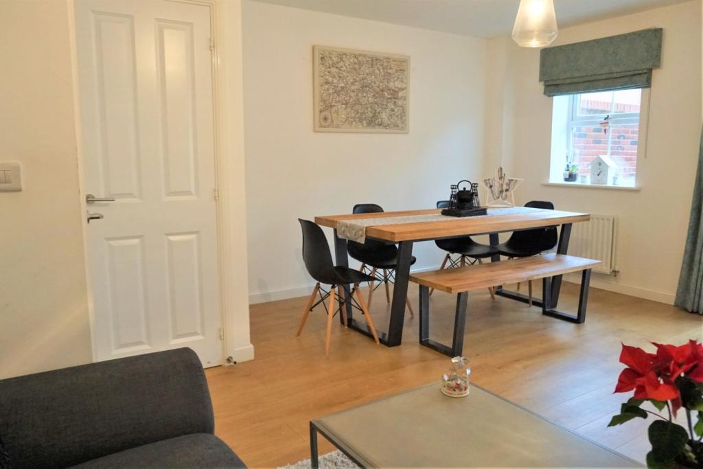 Lounge/Dining Room