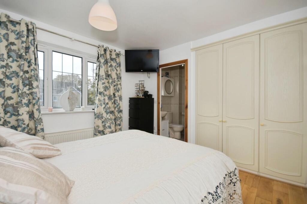 BEDROOM 1 02.jpg
