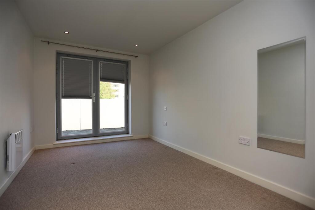7, 13 Albion Street Bed 1 (1).JPG