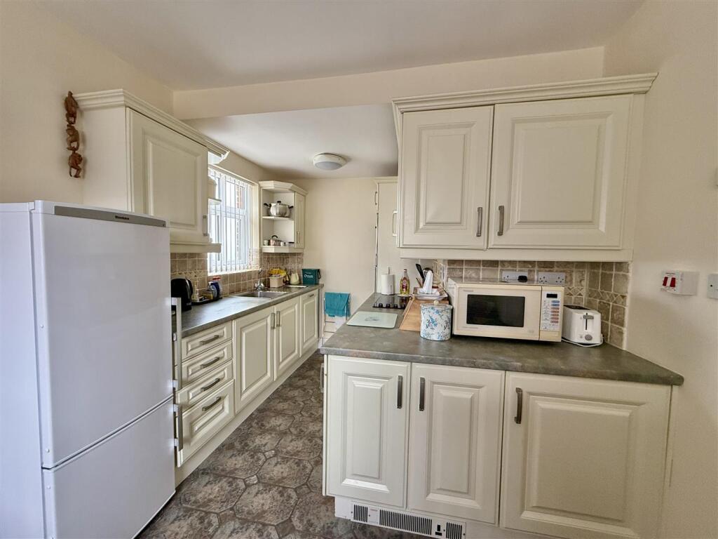 Kitchen/Dining Room: