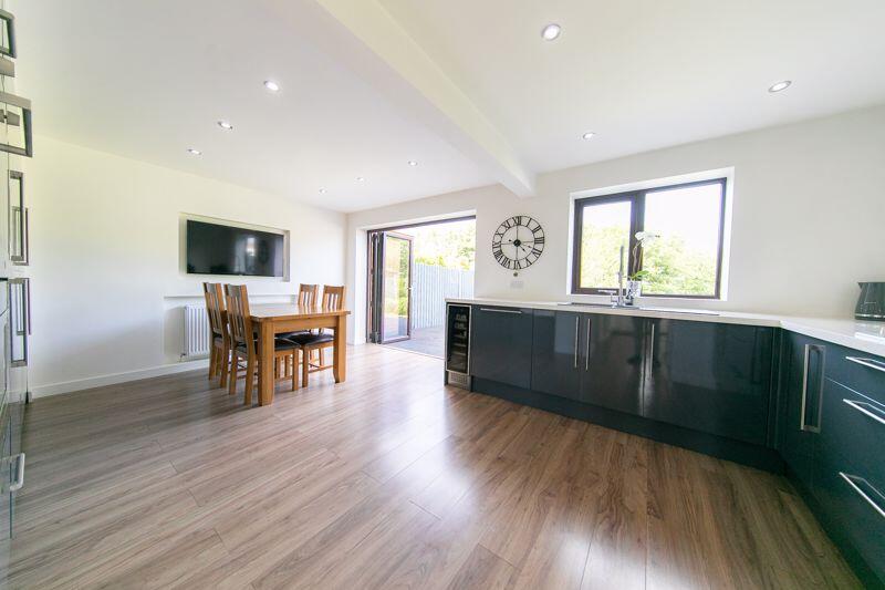 Kitchen &amp; dining room