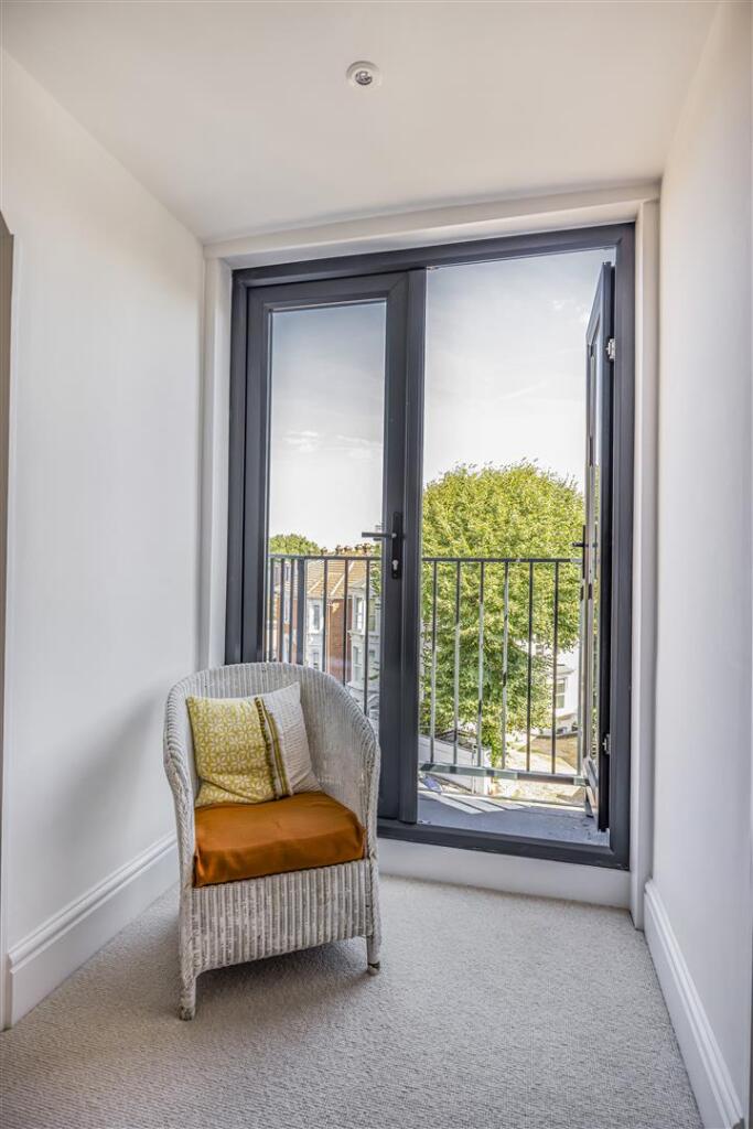 28_MSne4_Bedroom1_doors+balcony.JPG