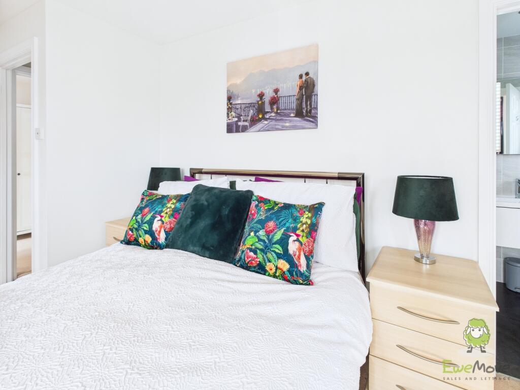 CAM01543G0-PR0132-STILL094